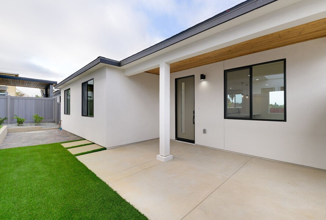 5142 Los Robles Dr in Carlsbad, CA - Building Photo