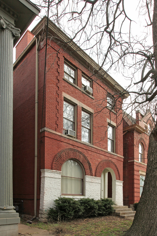 111 W Burnett Ave in Louisville, KY - Foto de edificio - Building Photo