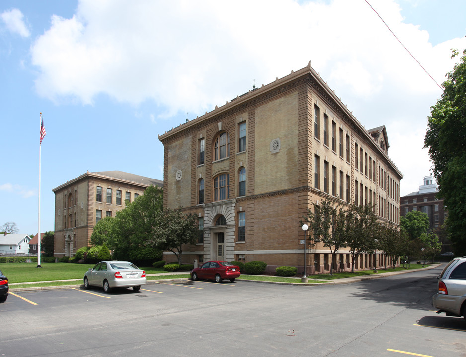 East Court Apartments in Rochester, NY - Foto de edificio