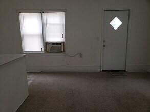 208 Herbert Ave, Unit Apt C in Carmi, IL - Building Photo - Building Photo