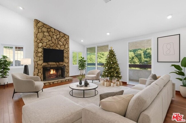 4345 Canoga Ave in Los Angeles, CA - Building Photo - Building Photo