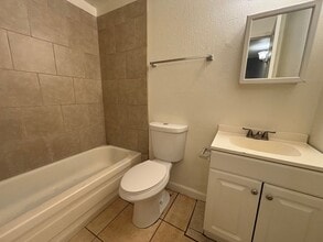 1 E Navajo Rd, Unit 1 E Navajo Rd Apt 15 in Tucson, AZ - Foto de edificio - Building Photo