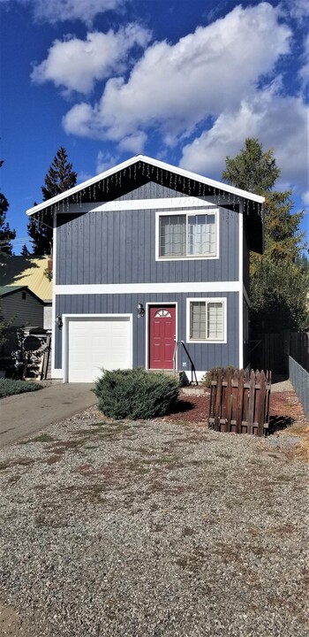 810 Cedar St in Leavenworth, WA - Foto de edificio