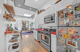 Beautiful 3 bed / 1 bath apartment in Bushwick, prime location! in Brooklyn, NY - Foto de edificio - Building Photo