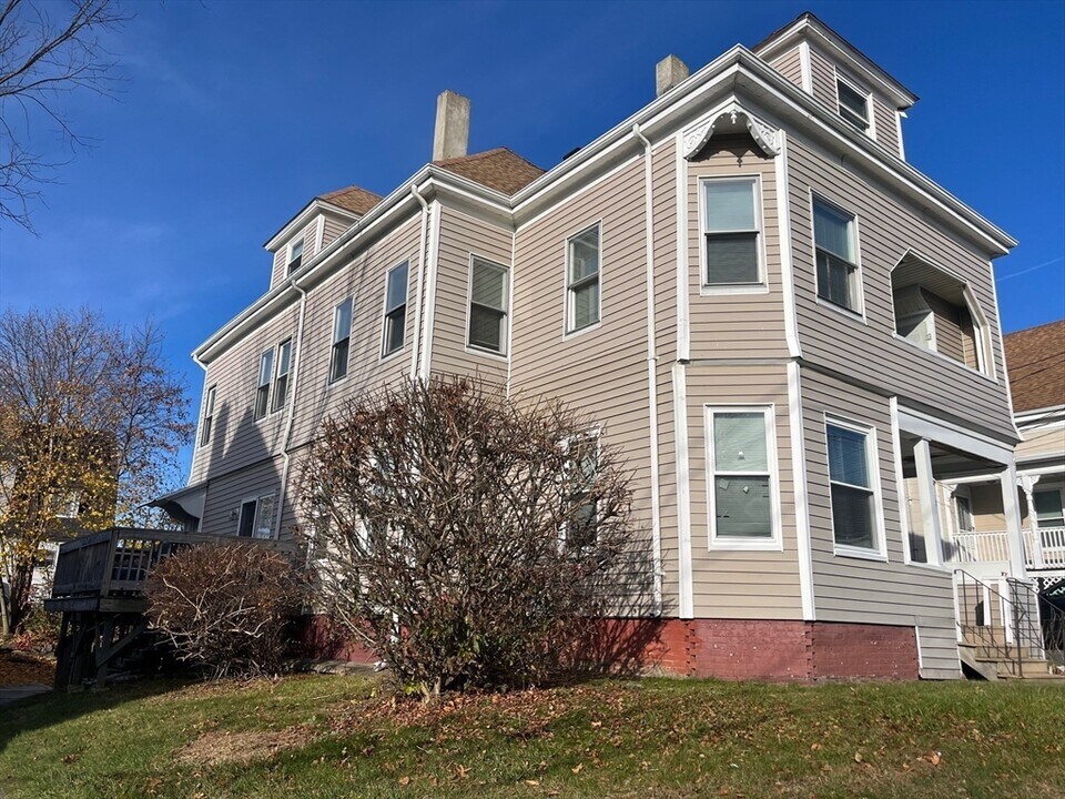 88 Weston St in Brockton, MA - Building Photo