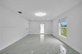 513 Walter Gifford Ave S in Lehigh Acres, FL - Building Photo - Building Photo