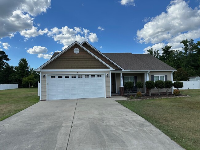 2033 Della Ln in Greenville, NC - Building Photo - Building Photo