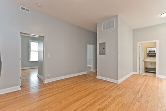 3324 W Diversey Ave, Unit 2F in Chicago, IL - Building Photo - Building Photo