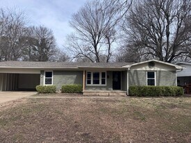 2025 Cedar St in Paris, TX - Building Photo