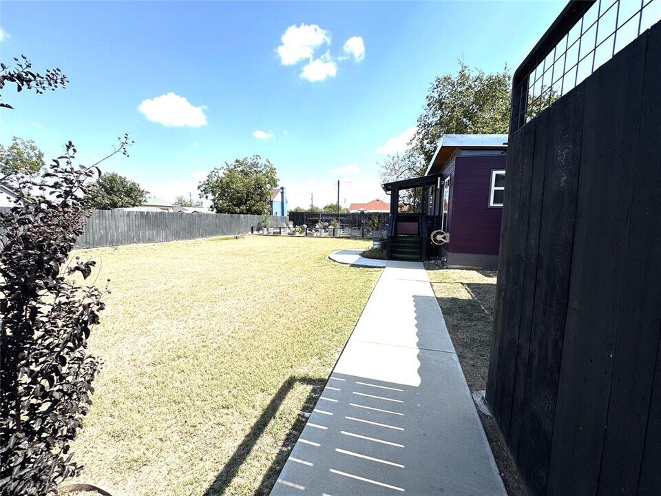 916 S Main St in Lockhart, TX - Building Photo