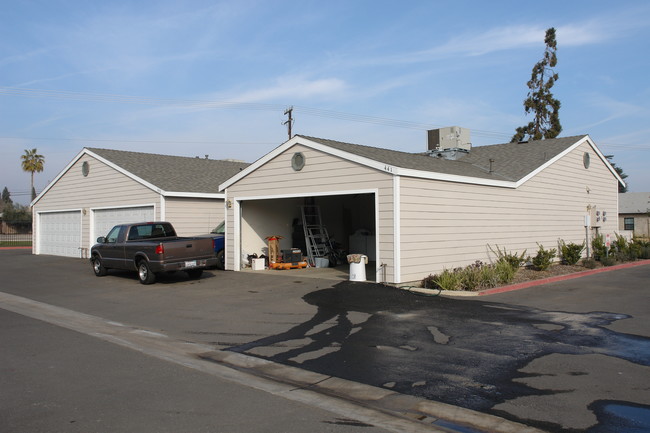 411-457 N Park St in Visalia, CA - Building Photo - Building Photo