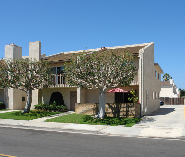 16761 Green St in Huntington Beach, CA - Foto de edificio - Building Photo