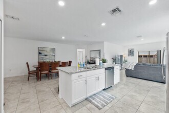 1514 SW Kosnar Ave in Port St. Lucie, FL - Foto de edificio - Building Photo