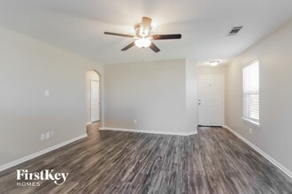 5907 Treasure Cove Rd in Baytown, TX - Foto de edificio - Building Photo