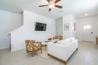 5082 Capri Hbr Dr in Wimauma, FL - Building Photo - Building Photo