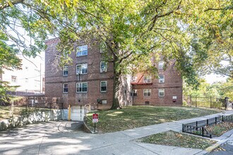 14737 38th Ave in Flushing, NY - Foto de edificio - Building Photo