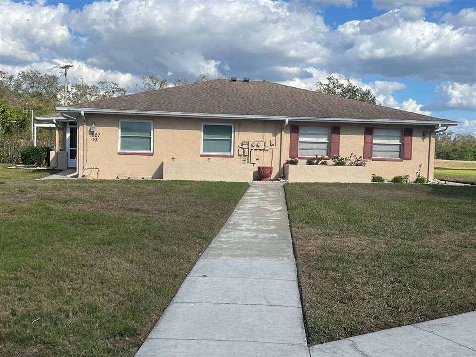 1907 Canterbury Ln in Sun City Center, FL - Building Photo