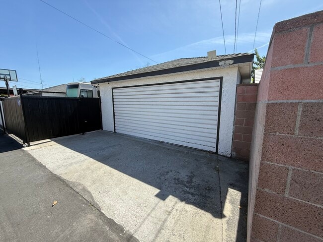 9845 Rosecrans Ave, Unit 1bdrm ADU in Bellflower, CA - Building Photo - Building Photo