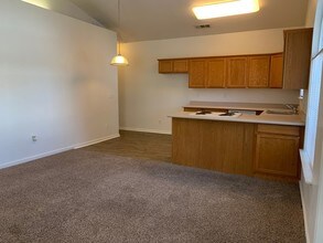 2911 S Sallee Ct in Visalia, CA - Building Photo - Building Photo