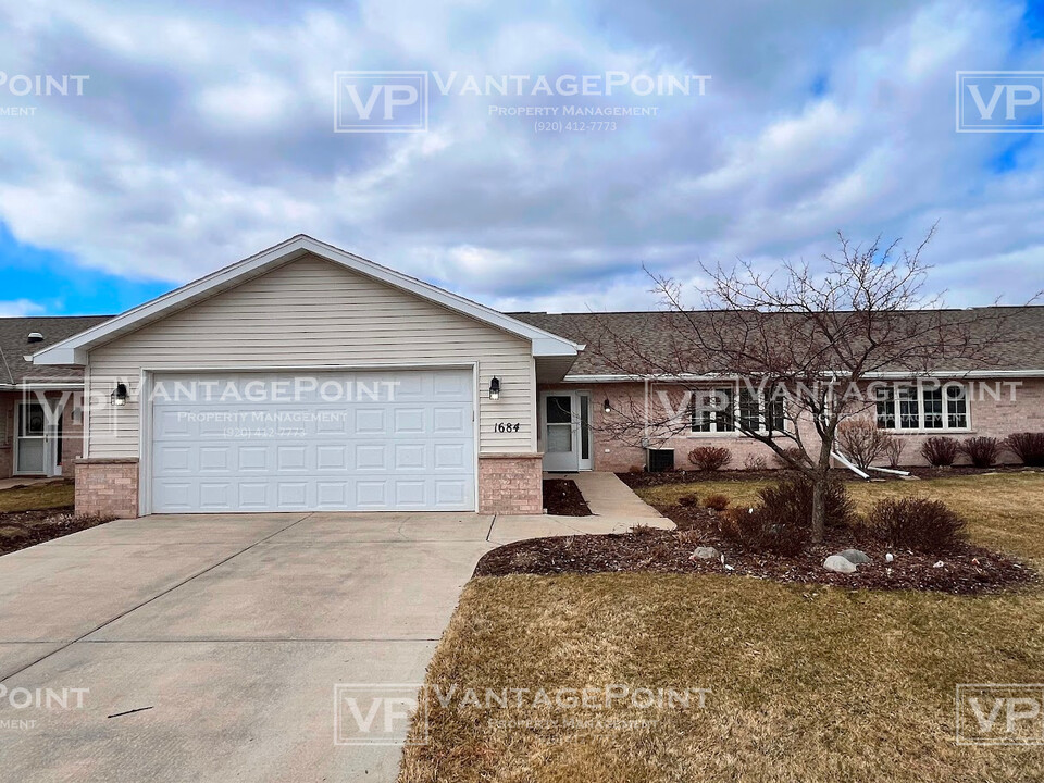 1684 Twin Lakes Cir in Green Bay, WI - Building Photo