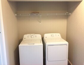 120 W Hills Ln in Waterloo, IA - Building Photo - Building Photo