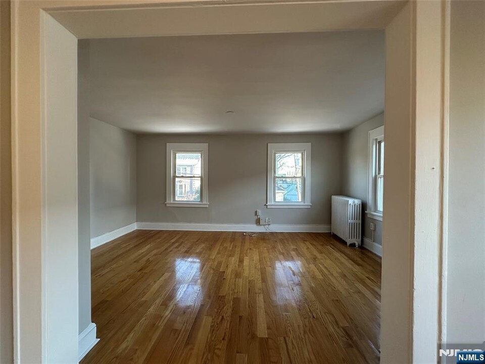 1611 Maple St-Unit -2 in Fort Lee, NJ - Building Photo