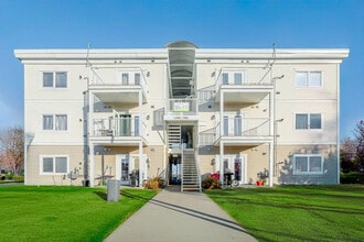 Oxford Apartments in Edmonton, AB - Building Photo - Building Photo