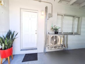 1542 NE 109th St in Miami, FL - Building Photo - Building Photo