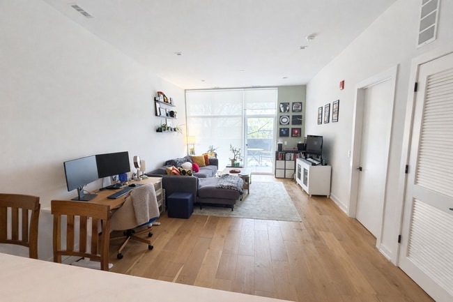 4513 N Clark St, Unit 203 in Chicago, IL - Building Photo - Building Photo