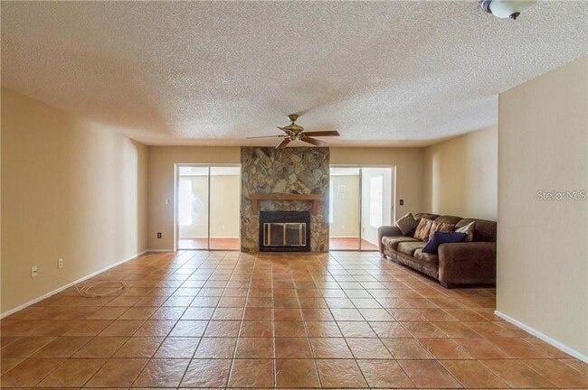 1021 Breeze Dr in Largo, FL - Building Photo - Building Photo