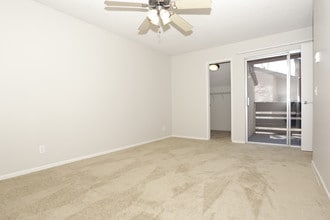 Sofi Laguna Hills in Laguna Hills, CA - Foto de edificio - Interior Photo