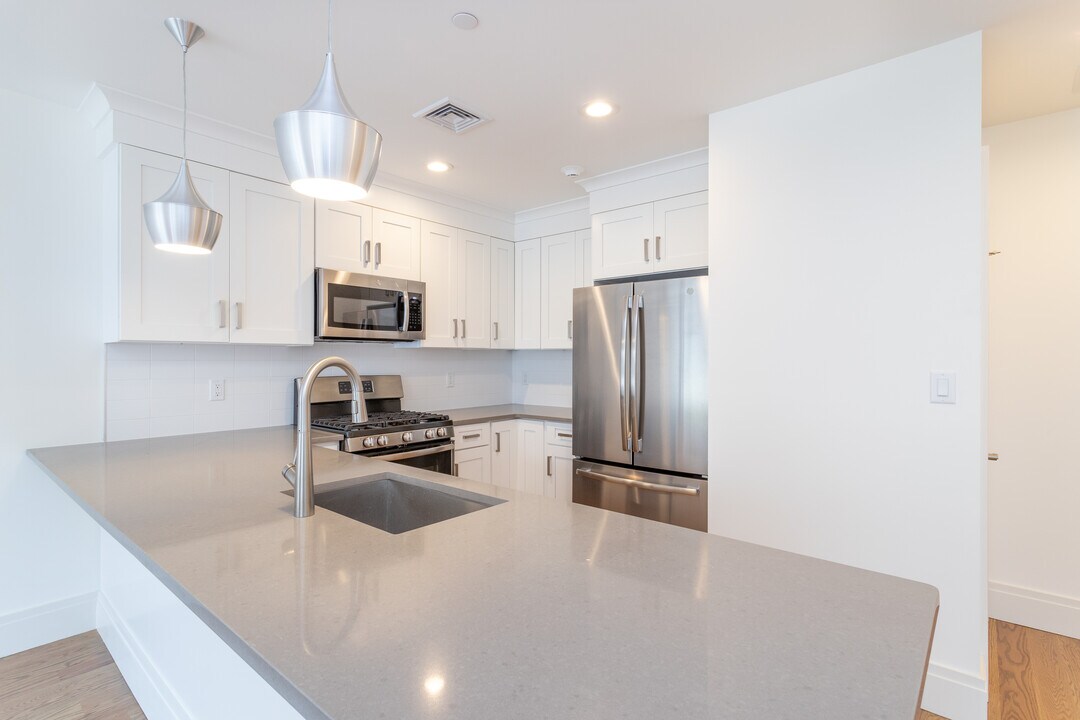121 Fisher Ave in White Plains, NY - Building Photo