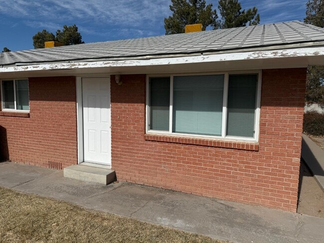 3717 Alamogordo Dr NW in Albuquerque, NM - Foto de edificio - Building Photo