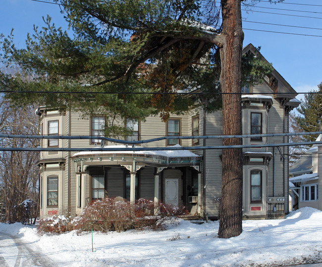 227 Broadway in Fort Edward, NY - Foto de edificio - Building Photo