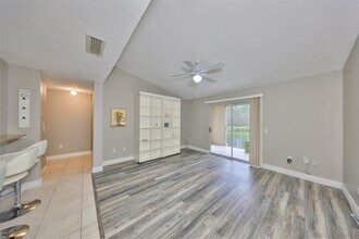 9481 Highland Oak Dr in Tampa, FL - Foto de edificio - Building Photo