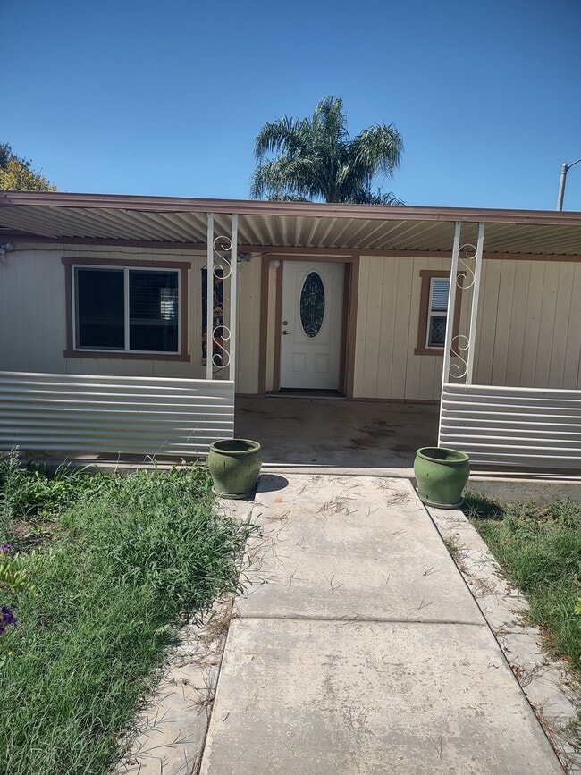 512 De Soto Dr in Hemet, CA - Foto de edificio - Building Photo