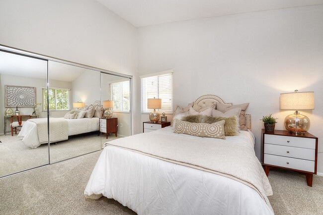 Bella Vista Apartments in Mission Viejo, CA - Building Photo - Building Photo