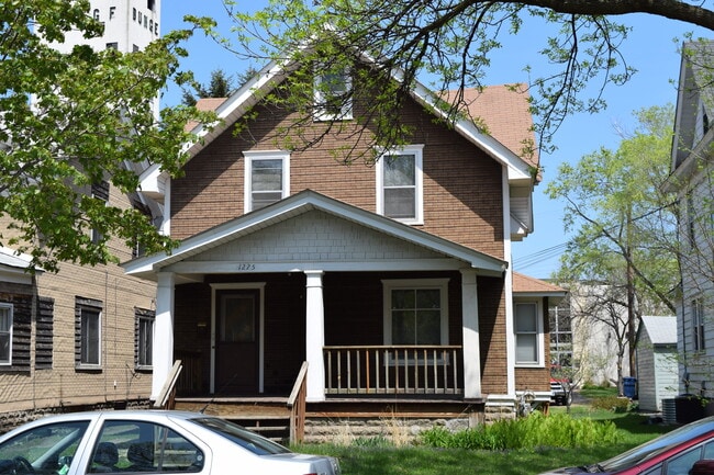 property at 1225 8th St SE