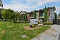 Corona Pointe Townhomes in Riverside, CA - Foto de edificio - Building Photo