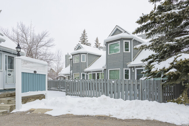 300 Edgedale Dr NW in Calgary, AB - Building Photo - Building Photo