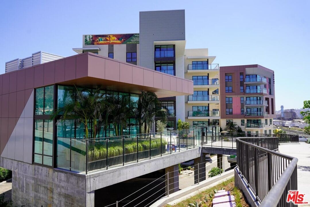 800-800 S Front St in Burbank, CA - Building Photo