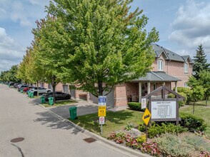 Erin Centre Village Townhomes in Mississauga, ON - Building Photo - Building Photo