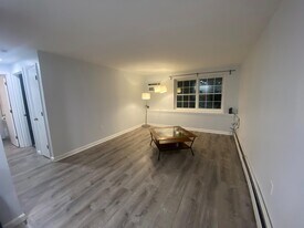 1103 White Cedar Blvd in Portsmouth, NH - Building Photo