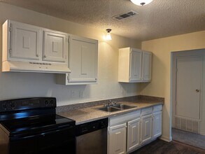 744 Vicki Dr in Huntsville, TX - Building Photo - Building Photo
