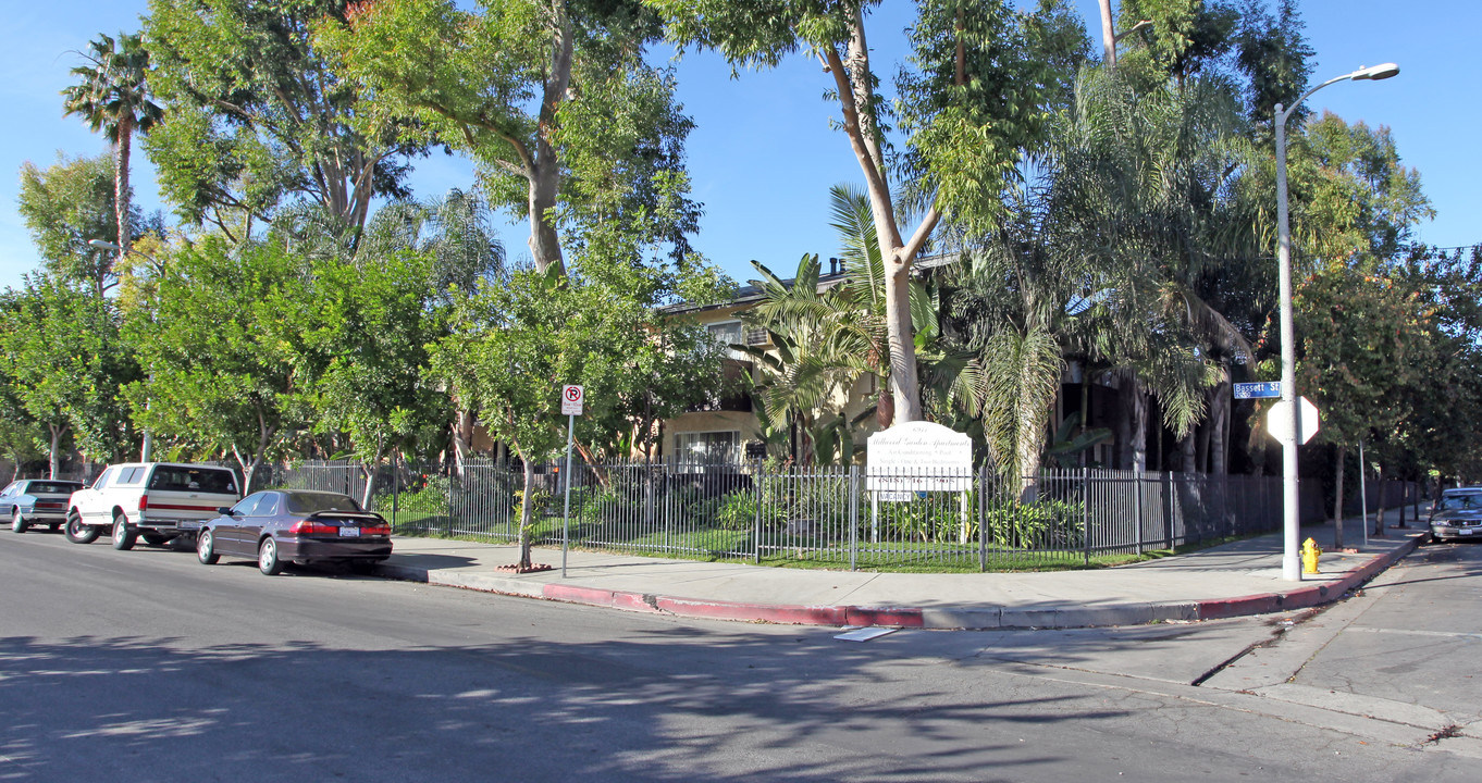 Milwood Garden Apartments in Canoga Park, CA - Foto de edificio