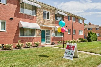 Royal Oak Crossings at Gardenia in Royal Oak, MI - Building Photo - Building Photo