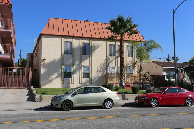 1135 E Wilson Ave in Glendale, CA - Foto de edificio - Building Photo