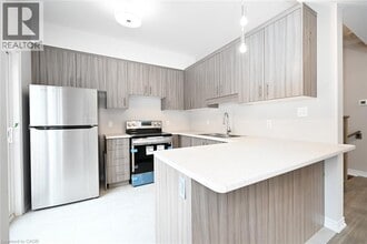 8 Renfrew Trl in Welland, ON - Building Photo - Building Photo