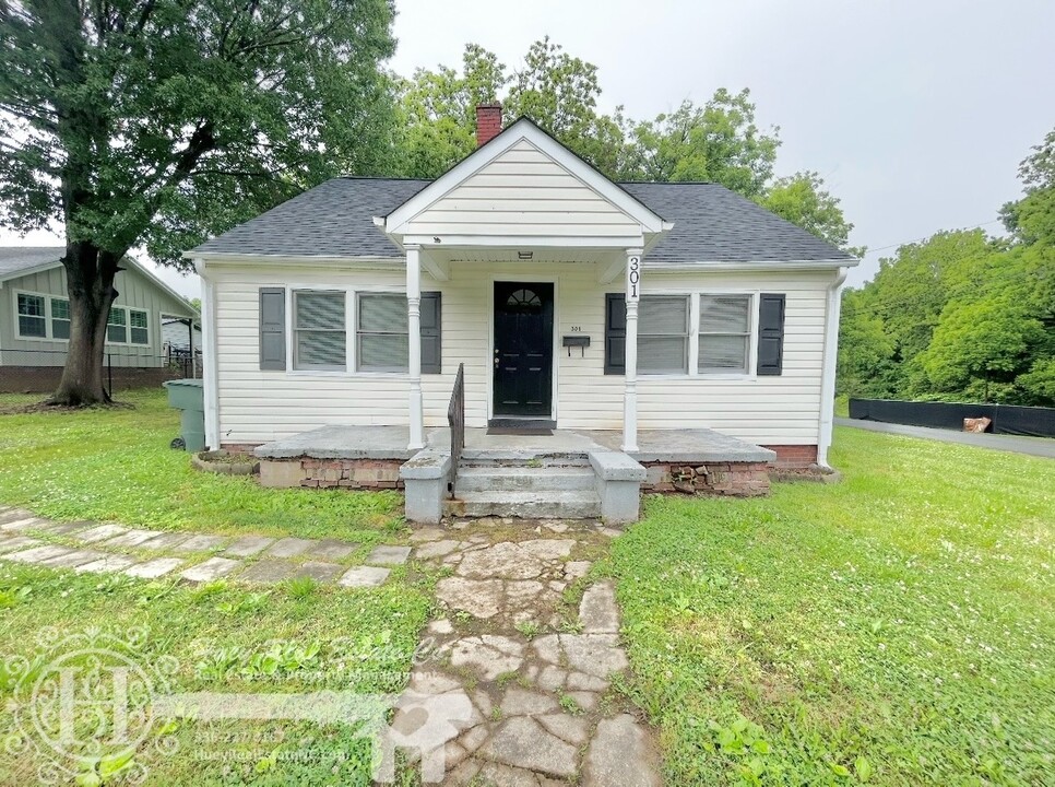 301 E Gilbreath St in Graham, NC - Building Photo