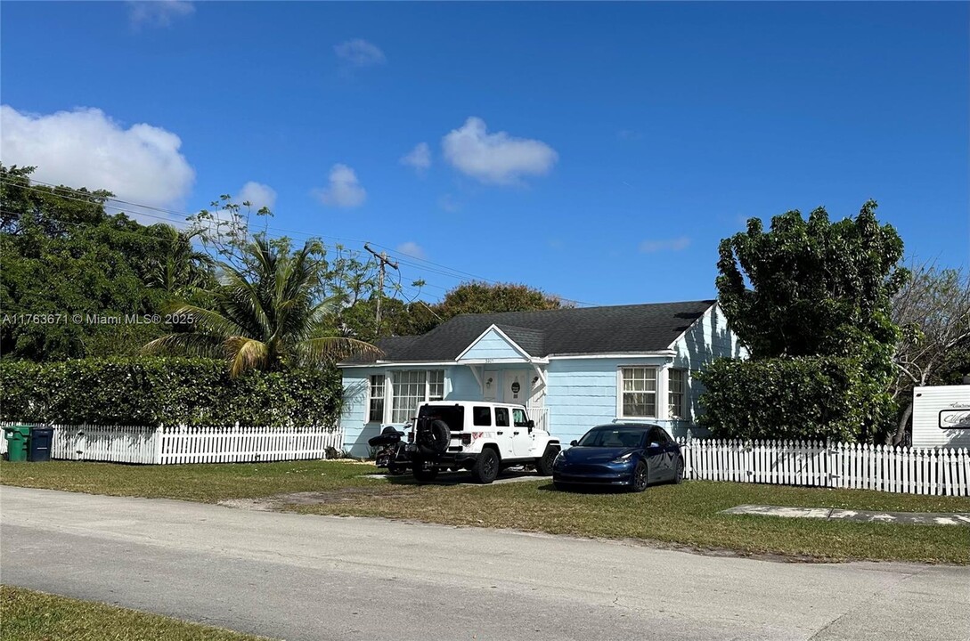 3927 SW 64th Ave in Miami, FL - Building Photo